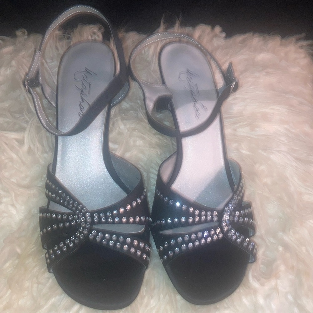 Pre-Owned Women’s Metaphar Low Heal Strap Shows. 2” Heals